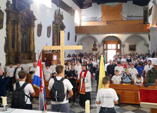 Fotografija 15 - Mladi Šibenske biskupije hodočastili Križnim putem uoči Uskrsa