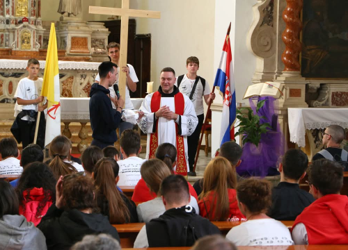 Fotografija 13 - Mladi Šibenske biskupije hodočastili Križnim putem uoči Uskrsa