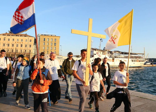 Fotografija 7 - Mladi Šibenske biskupije hodočastili Križnim putem uoči Uskrsa