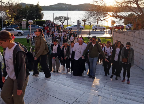 Fotografija 6 - Mladi Šibenske biskupije hodočastili Križnim putem uoči Uskrsa