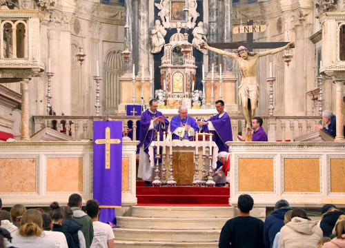 Fotografija 1 - Mladi Šibenske biskupije hodočastili Križnim putem uoči Uskrsa