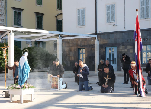 Fotografija 2 - Molitelje u centru Šibenika zaklonili prosvjednici: 'Za pravdu, mir, nove sne.'