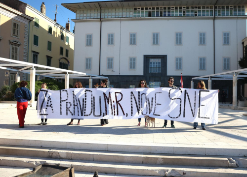 Fotografija 1 - Molitelje u centru Šibenika zaklonili prosvjednici: 'Za pravdu, mir, nove sne.'