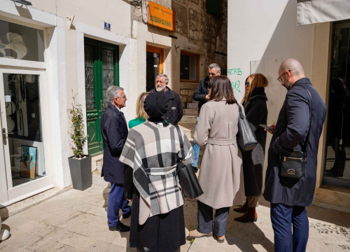 Fotografija 12 - Burić i Mileta u obilasku obnovljenih arhitektonskih detalja u Šibeniku