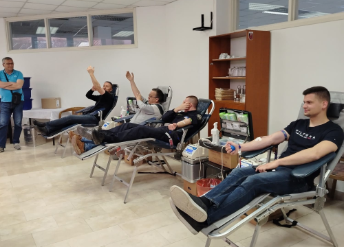 Fotografija 2 - Policijski službenici ponovo pokazali humanost u današnjoj akciji darivanja krvi