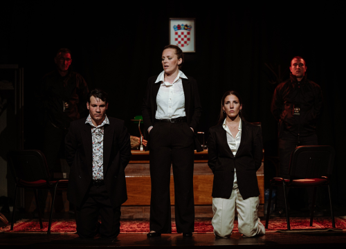 Fotografija 2 - Ljubitelji kazališta s velikim zanimanjem 'pohrlili' u Vodice na premijeru predstave šibenskog HNK