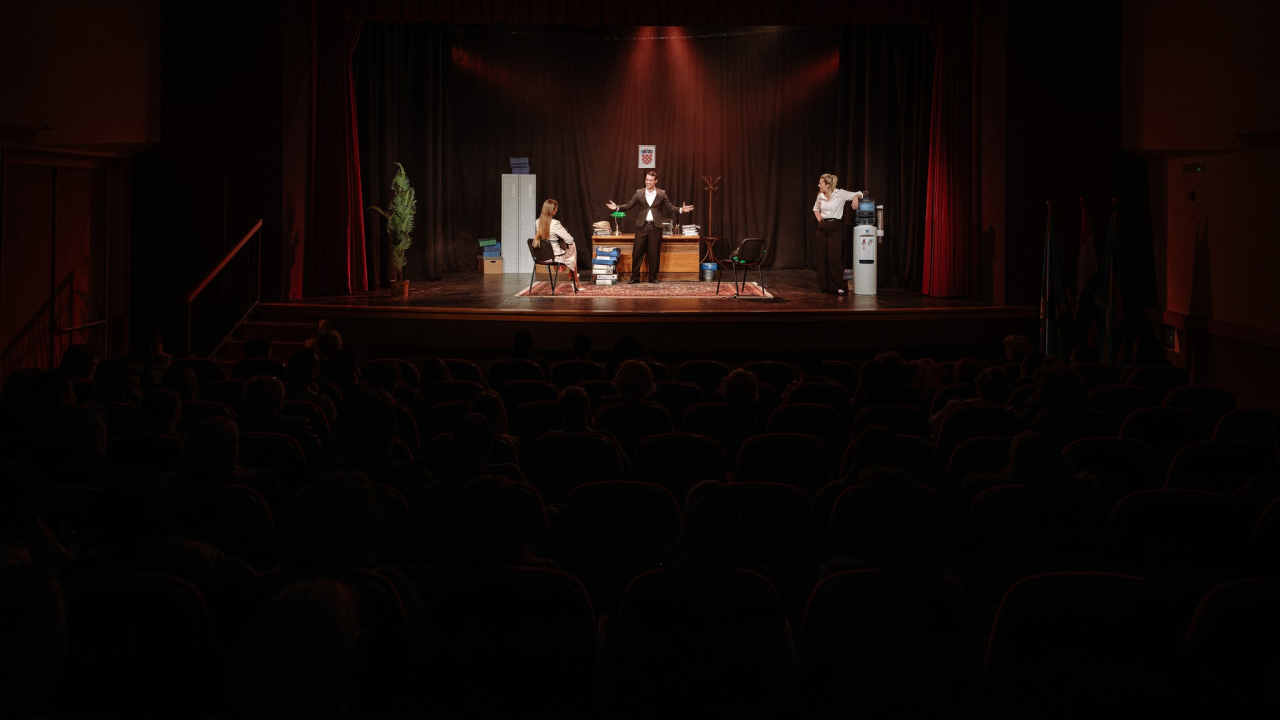 Ljubitelji kazališta s velikim zanimanjem 'pohrlili' u Vodice na premijeru nove predstave šibenskog HNK