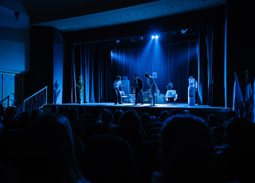 Fotografija 3 - Ljubitelji kazališta s velikim zanimanjem 'pohrlili' u Vodice na premijeru predstave šibenskog HNK