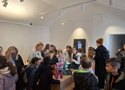 Fotografija 1 - Na Zlarinu otvorena izložba dječjih radova 'Mačke'