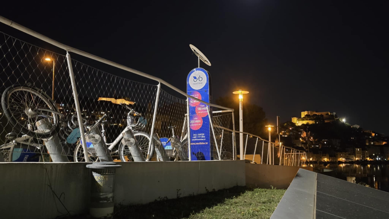 Javne bicikle na Banju 'parkirane' u parku, u jarku, nabijene na stup...