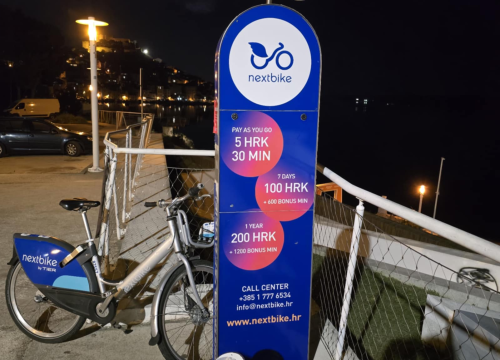 Fotografija 4 - FOTO Javne bicikle na Banju 'parkirane' u parku, u jarku, nabijene na stup...