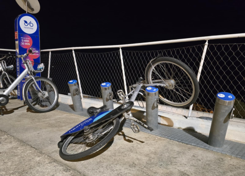 Fotografija 3 - FOTO Javne bicikle na Banju 'parkirane' u parku, u jarku, nabijene na stup...