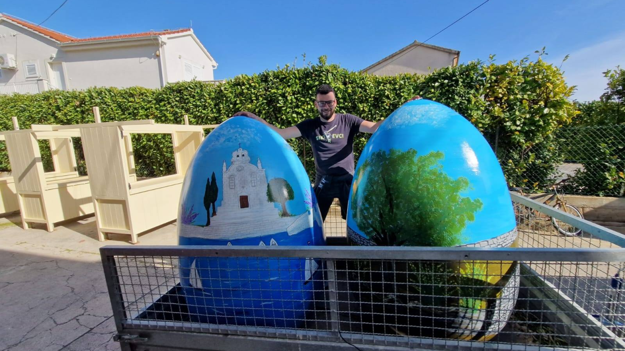 Uskršnja jaja s prepoznatljivim tribunjskim motivima krase centar mjesta