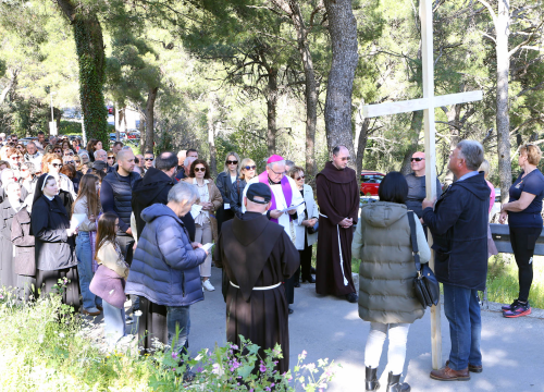 Fotografija 13 - U duhu zajedništva i obitelji: Vjernici Šibenika križnim putem pješačili do Baronea