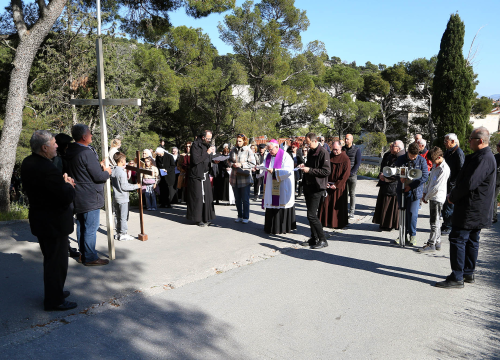 Fotografija 14 - U duhu zajedništva i obitelji: Vjernici Šibenika križnim putem pješačili do Baronea