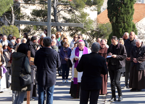 Fotografija 11 - U duhu zajedništva i obitelji: Vjernici Šibenika križnim putem pješačili do Baronea