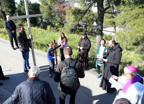 Fotografija 9 - U duhu zajedništva i obitelji: Vjernici Šibenika križnim putem pješačili do Baronea