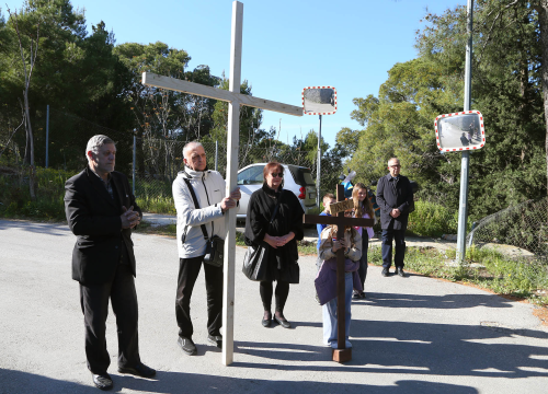 Fotografija 8 - U duhu zajedništva i obitelji: Vjernici Šibenika križnim putem pješačili do Baronea