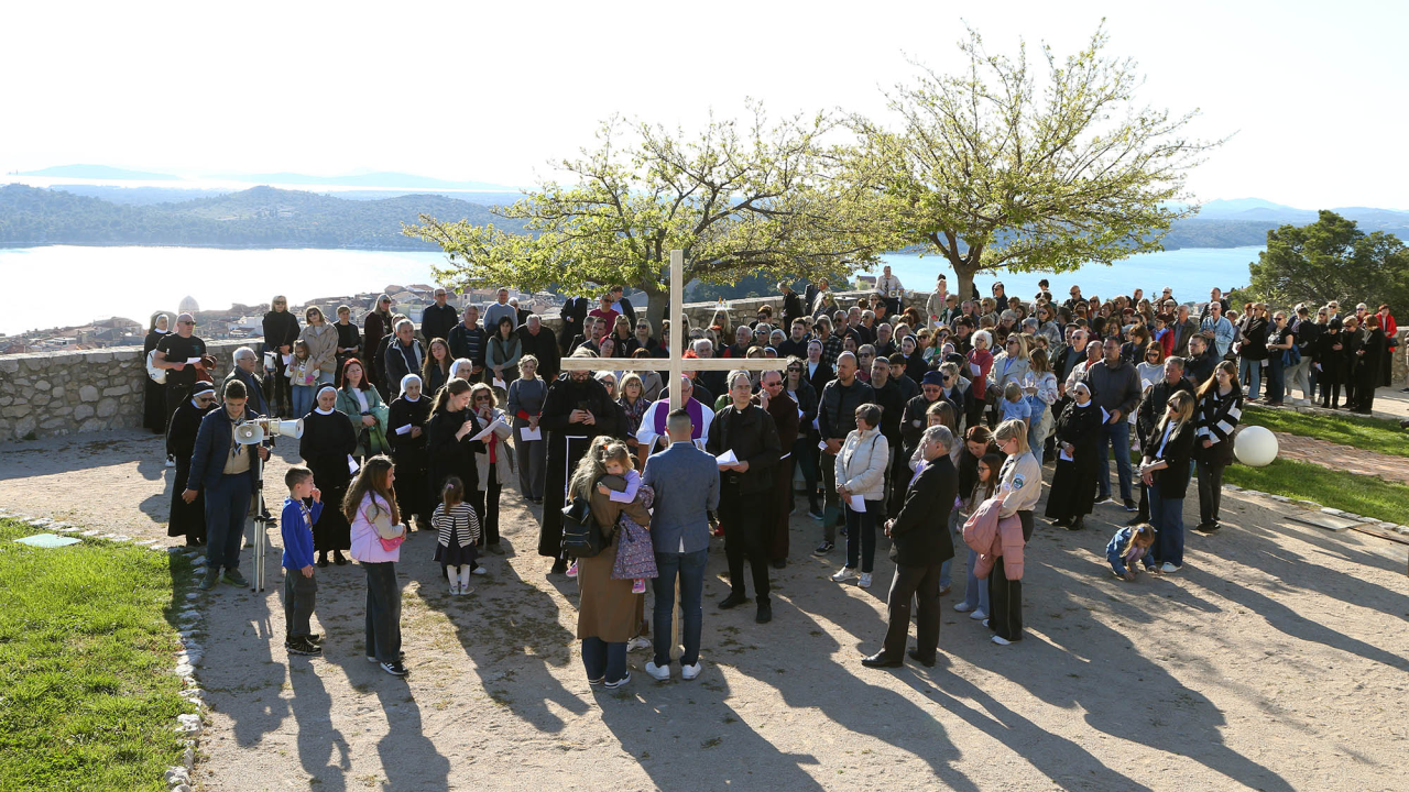 U duhu zajedništva i obitelji: Vjernici Šibenika križnim putem pješačili do Baronea