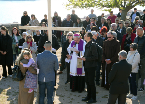 Fotografija 5 - U duhu zajedništva i obitelji: Vjernici Šibenika križnim putem pješačili do Baronea