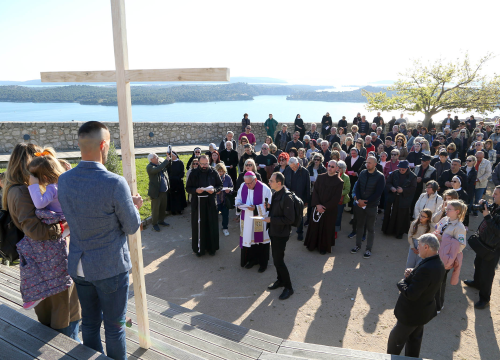 Fotografija 4 - U duhu zajedništva i obitelji: Vjernici Šibenika križnim putem pješačili do Baronea