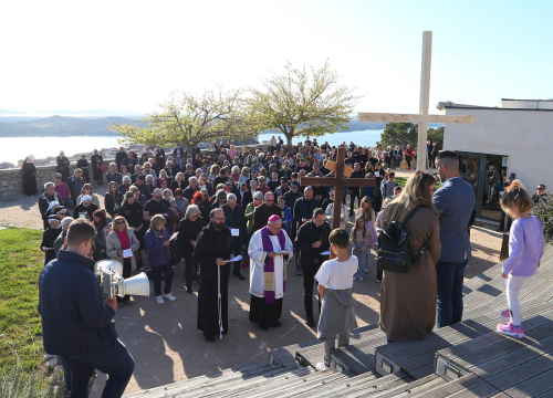 Fotografija 3 - U duhu zajedništva i obitelji: Vjernici Šibenika križnim putem pješačili do Baronea
