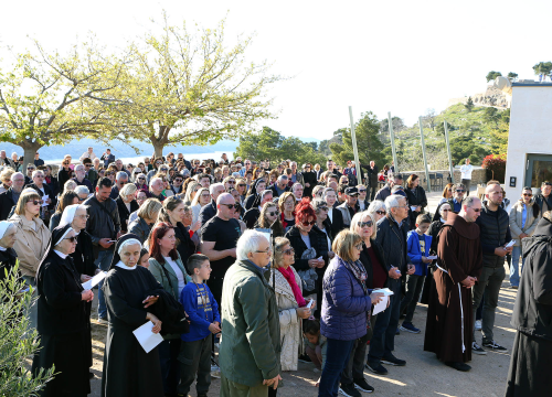 Fotografija 2 - U duhu zajedništva i obitelji: Vjernici Šibenika križnim putem pješačili do Baronea