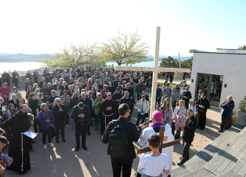 Fotografija 1 - U duhu zajedništva i obitelji: Vjernici Šibenika križnim putem pješačili do Baronea
