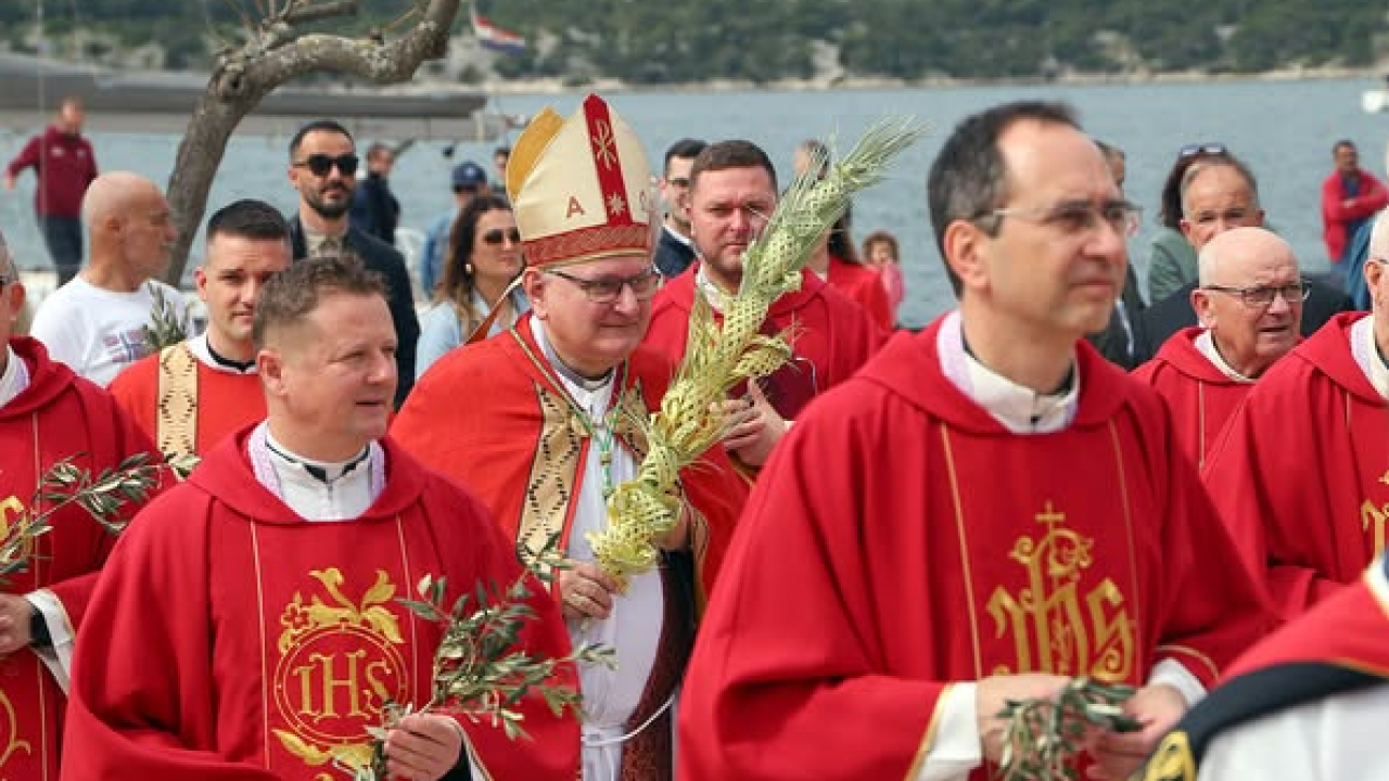 Brojni Šibenčani okupili se na blagoslovu maslinovih grančica i procesiji