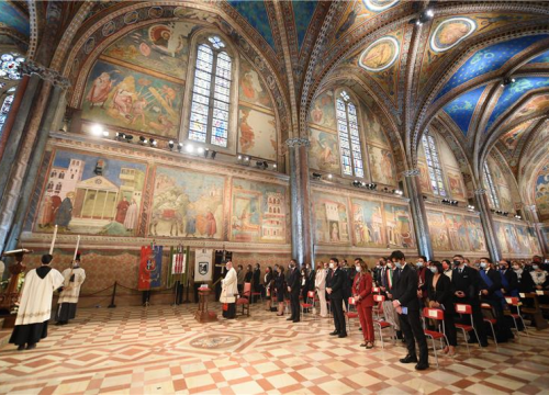 Hodočasnici hrle u Italiju na grob uskoro prvog sveca milenijalca