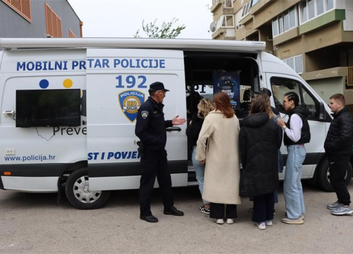 Fotografija 3 - Policajci danas u Šibeniku pokazali svoju 'moć'