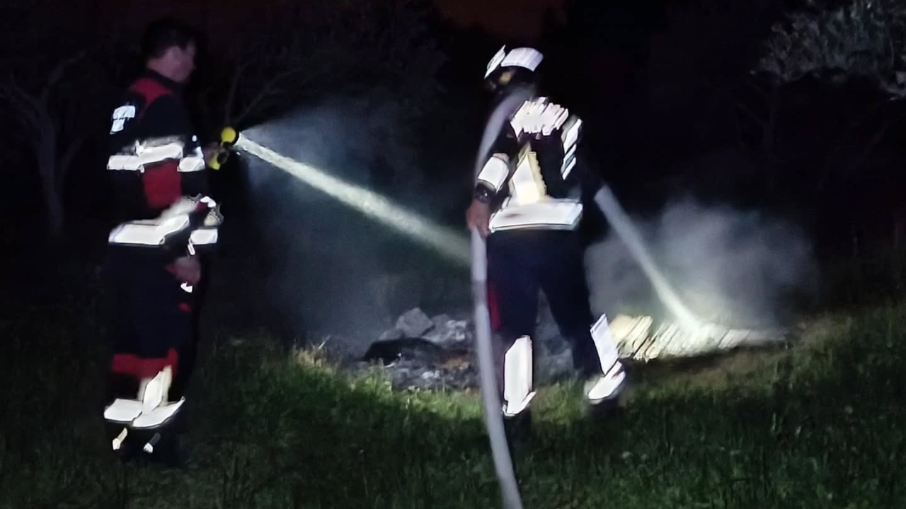 Bilički vatrogasci u nedjelju navečer gasili požar u masliniku