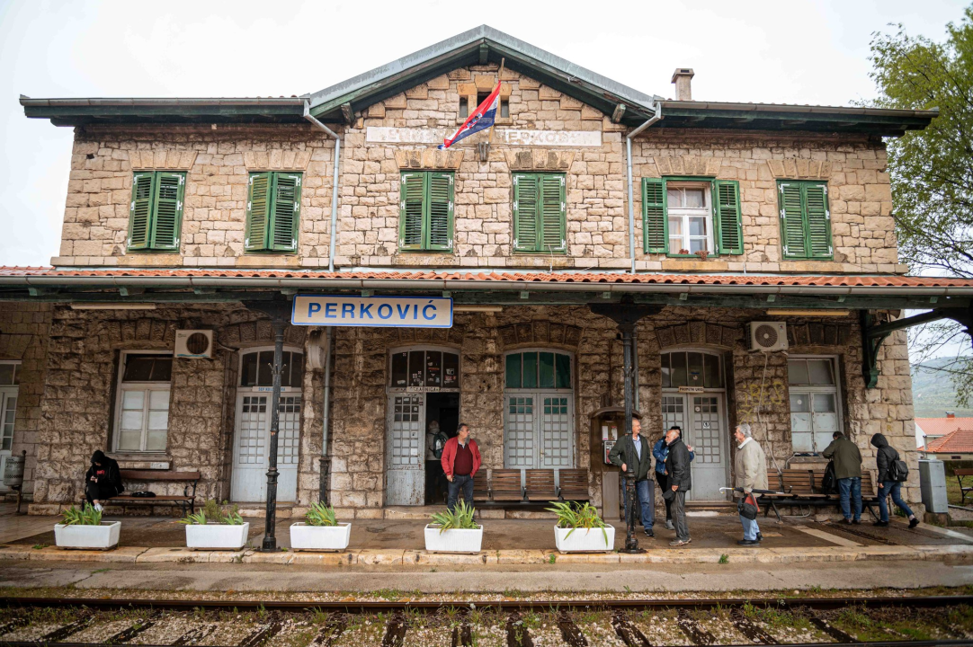 Vlakom od Šibenika do Perkovića: 'Koliko para toliko i muzike, al i dalje nam je draži od busa'
