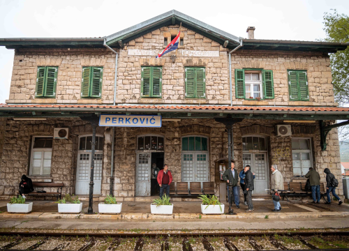 Fotografija 2 - Vlakom od Šibenika do Perkovića: 'Koliko para toliko i muzike, al i dalje nam je draži od busa'