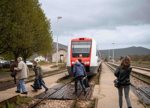 Vlakom od Šibenika do Perkovića: 'Koliko para toliko i muzike, al i dalje nam je draži od busa'