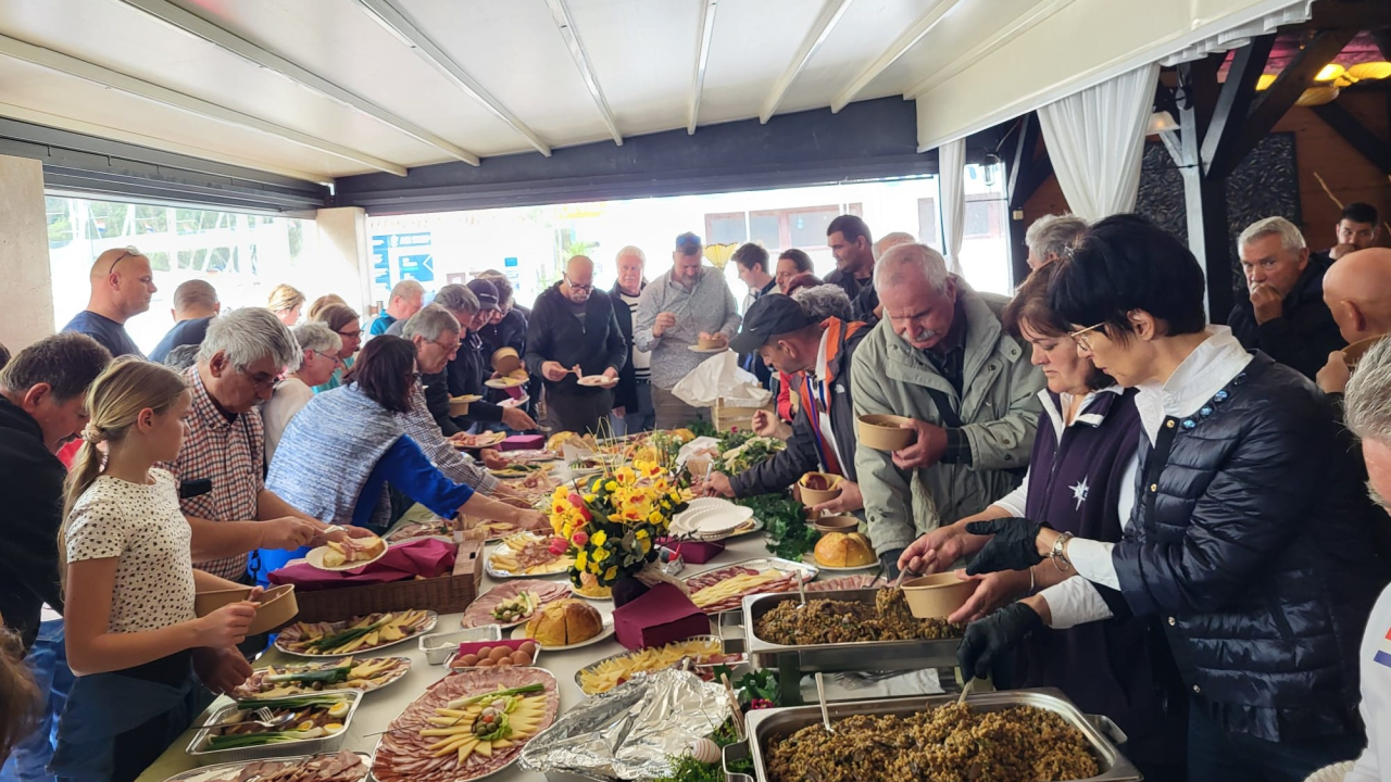 Ne propustite Uskrsni ponedjeljak u Skradinu: Blagdanski domjenak, fritaja i zvuci gitare