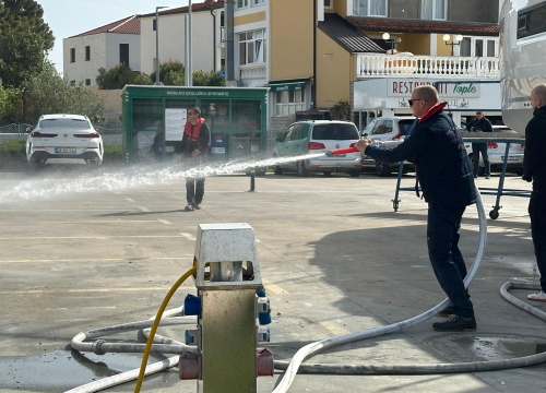 Fotografija 4 - Vatrogasci u Marini Tribunj zajedničkim snagama profesionalno ugasili požar