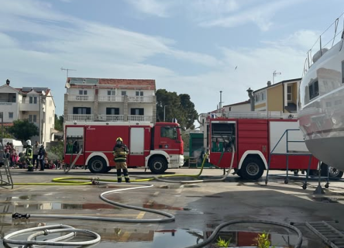 Fotografija 3 - Vatrogasci u Marini Tribunj zajedničkim snagama profesionalno ugasili požar