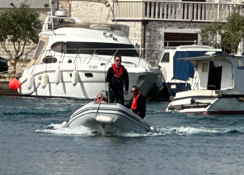 Fotografija 6 - Vatrogasci u Marini Tribunj zajedničkim snagama profesionalno ugasili požar