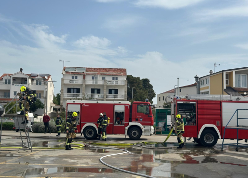 Fotografija 5 - Vatrogasci u Marini Tribunj zajedničkim snagama profesionalno ugasili požar