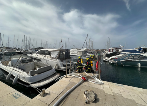 Fotografija 8 - Vatrogasci u Marini Tribunj zajedničkim snagama profesionalno ugasili požar