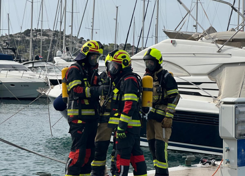 Fotografija 9 - Vatrogasci u Marini Tribunj zajedničkim snagama profesionalno ugasili požar