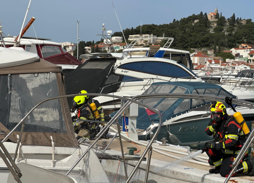 Fotografija 10 - Vatrogasci u Marini Tribunj zajedničkim snagama profesionalno ugasili požar