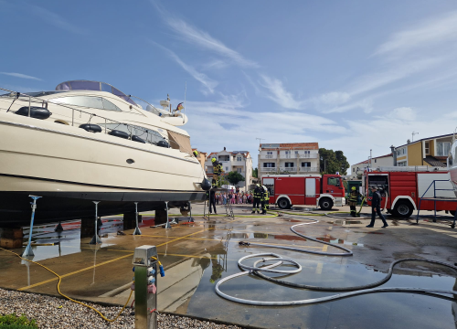 Fotografija 11 - Vatrogasci u Marini Tribunj zajedničkim snagama profesionalno ugasili požar