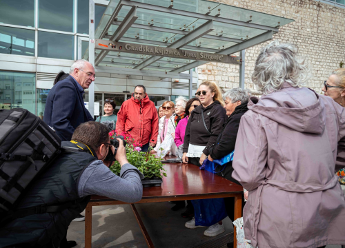 Fotografija 9 - Održana tradicionalna akcija podjele sadnica u Šibeniku