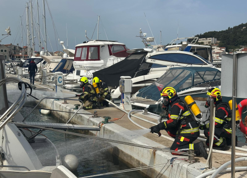 Fotografija 14 - Vatrogasci u Marini Tribunj zajedničkim snagama profesionalno ugasili požar