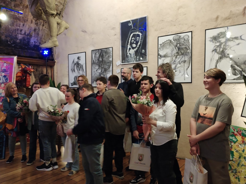 Zvonimir Vila i njegovi 'Vilenjaci' napunili Azimut: Otvorena izložba radova djece iz Centra 'Šubićevac'