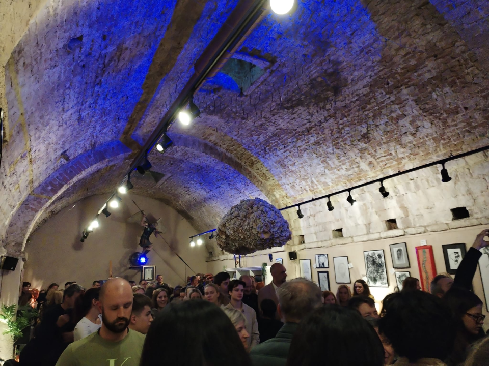 Zvonimir Vila i njegovi 'Vilenjaci' napunili Azimut: Otvorena izložba radova djece iz Centra 'Šubićevac'