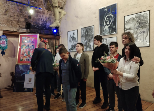 Fotografija 31 - Zvonimir Vila i njegovi 'Vilenjaci' napunili Azimut: Otvorena izložba radova djece iz Centra 'Šubićevac'