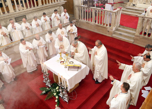 Fotografija 14 - Održana misa posvete ulja u katedrali sv. Jakova